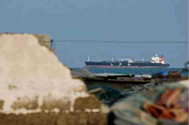 وزير أميركي: رفع العقوبات عن النفط الإيراني سيتيح وصوله للموانئ خلال أيام