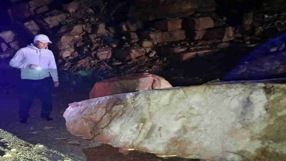 بلدية سويمة تتعامل مع انهيار صخري على طريق البحر الميت