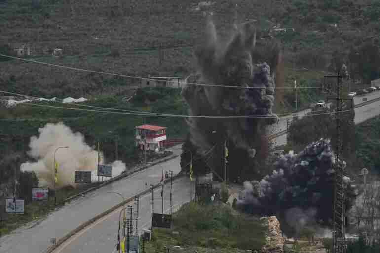 الجيش الإسرائيلي يفجّر جسرا حيويا جنوبي لبنان