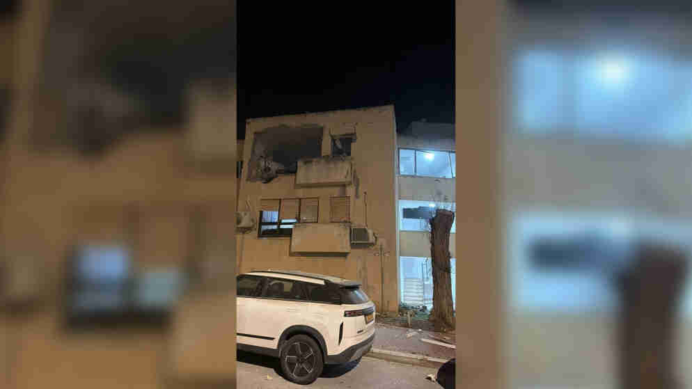 إصابة مباشرة لمبنى شمالي إسرائيل بصاروخ إيراني