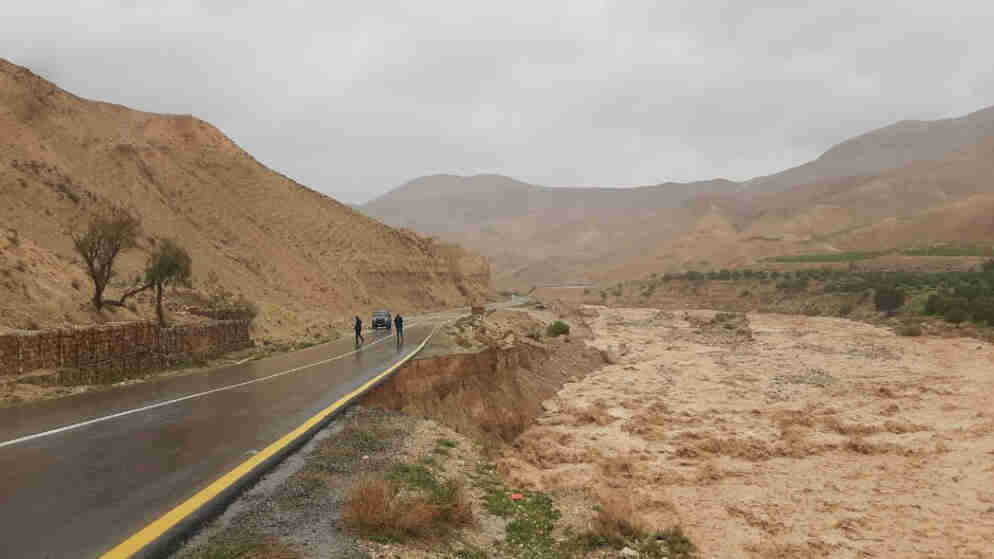 فيضان سد شيظم في الطفيلة يتسبب بإغلاق الطريق الملوكي