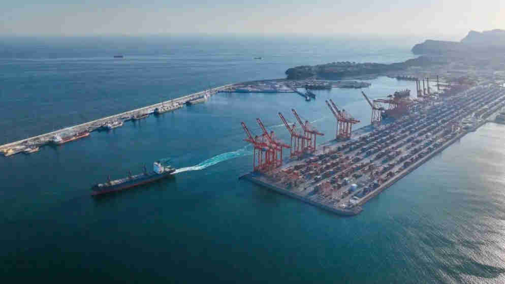 إيران تعلن استهداف سفينة أميركية قبالة ميناء صلالة العُماني