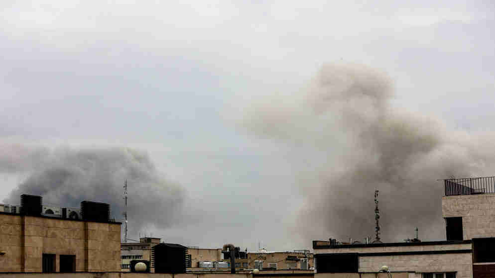 إسرائيل تقول إنها قصفت مجمعا ينتج أسلحة للبحرية الإيرانية