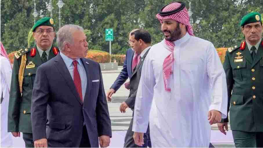 ولي العهد السعودي يستقبل الملك عبدالله الثاني لدى وصوله إلى جدة