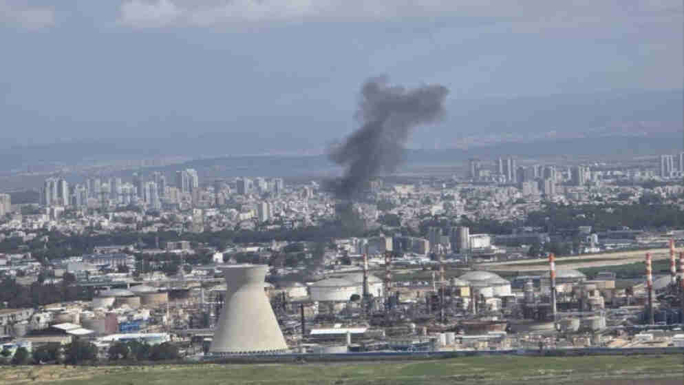 إصابات جراء سقوط شظايا صاروخ في ميناء حيفا ومنشآت "بزان" لتكرير النفط