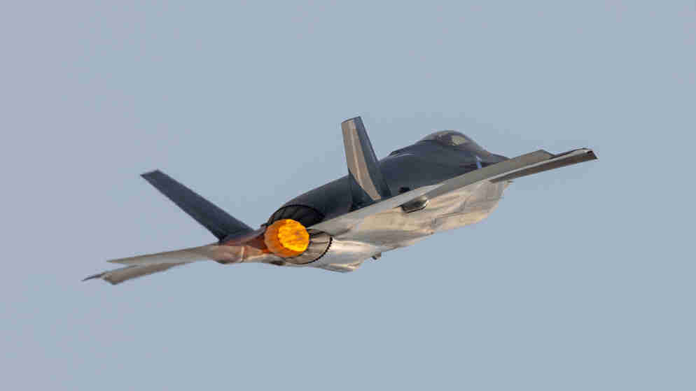 إنقاذ أحد أفراد طاقم طائرة أميركية بعد إسقاطها في إيران