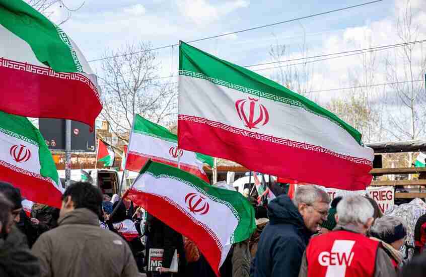 سفارة إيرانية تسخر من مطالبة ترامب بفتح مضيق هرمز.. لقد أضعنا المفاتيح