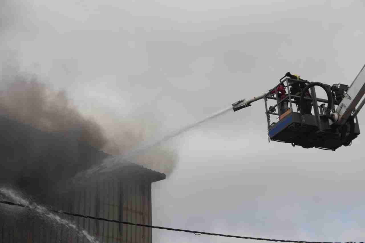 كوادر الدفاع المدني تخمد حريق مستودع بمحافظة إربد 