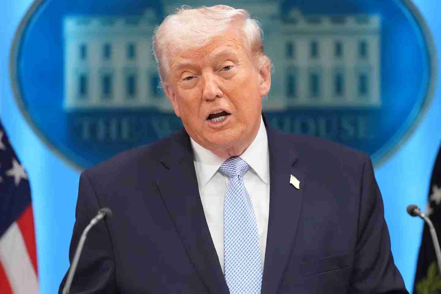 ترامب يدعو الإيرانيين إلى الثورة ضد النظام