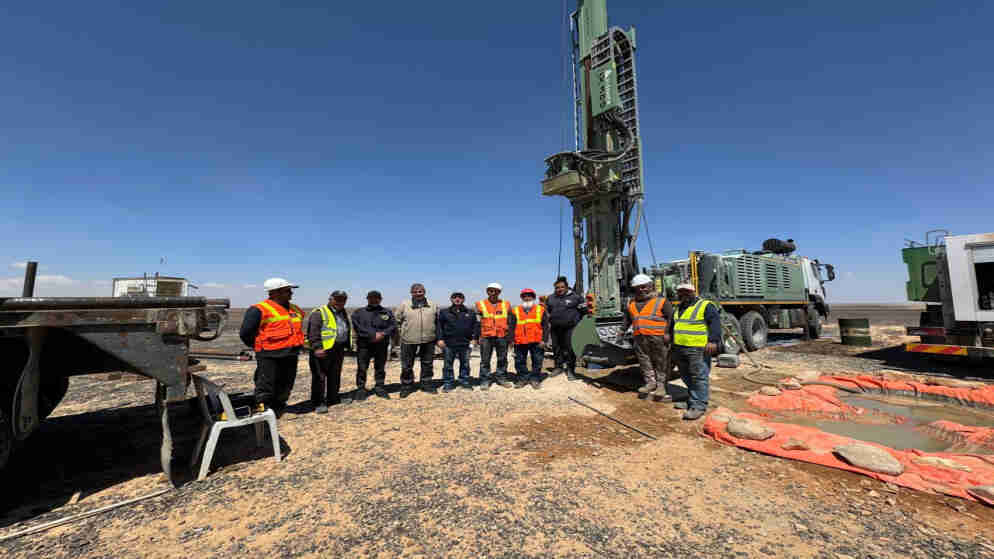 الخرابشة يتفقد مشاريع التنقيب عن الفوسفات في جنوب الأردن