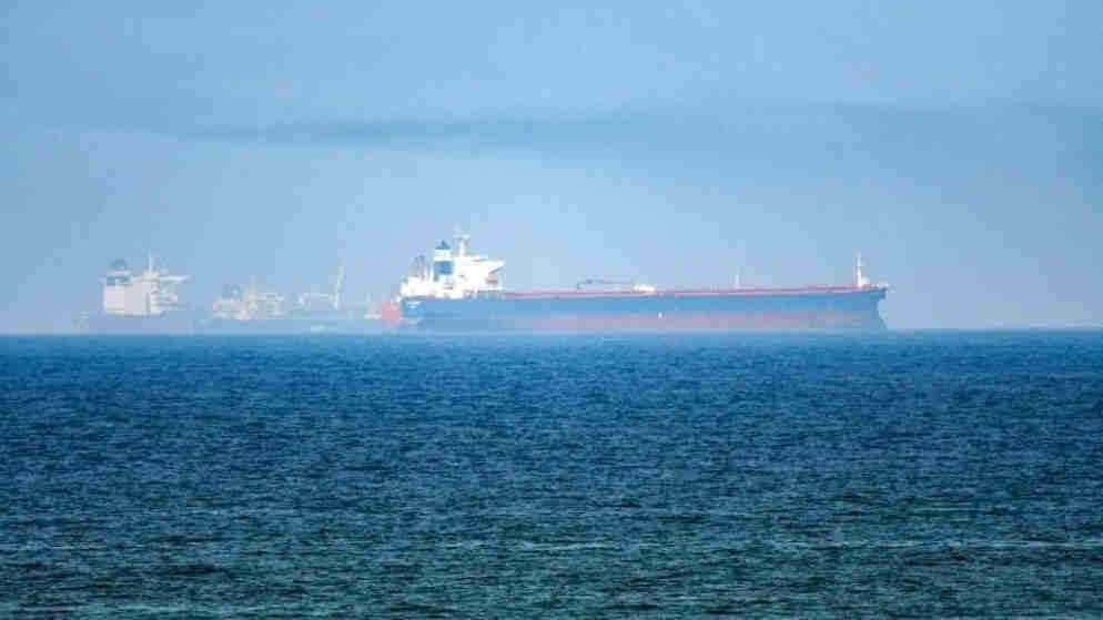 الجيش الأميركي يفرض سيطرة بحرية في خليج عُمان وبحر العرب