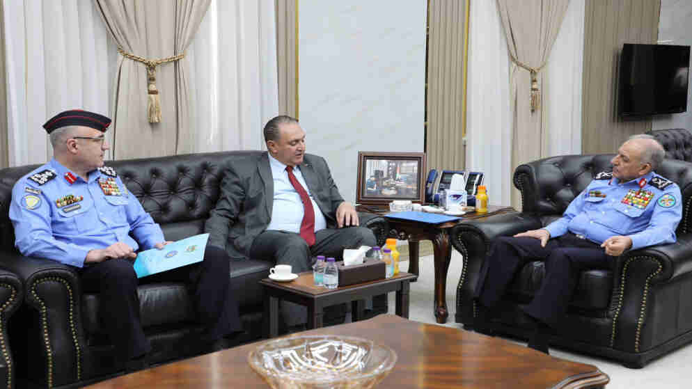 وزير البيئة ومدير الأمن العام يبحثان تعزيز التعاون في المجال البيئي