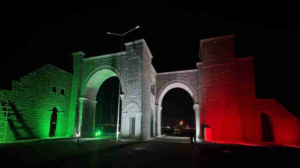 إضاءة موقع أم الجمال الأثري بألوان العلم الأردني احتفاءا بيوم العلم