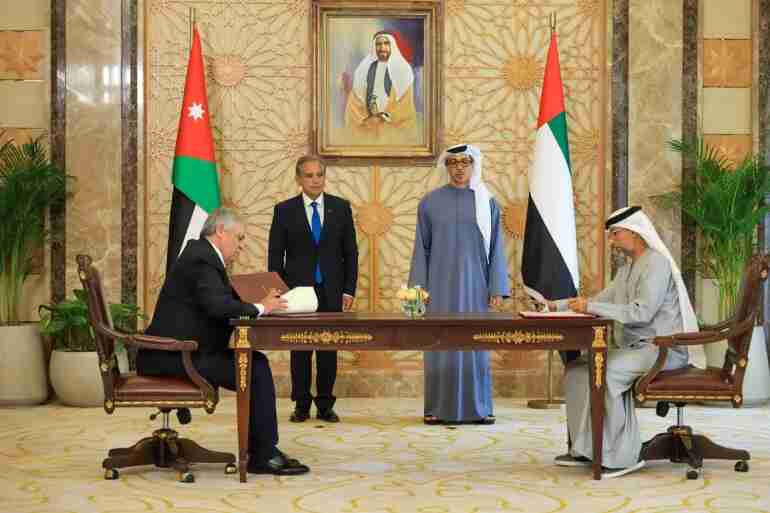 الأردن والإمارات يوقعان اتفاقيات لتنفيذ مشروع سكة حديد ميناء العقبة