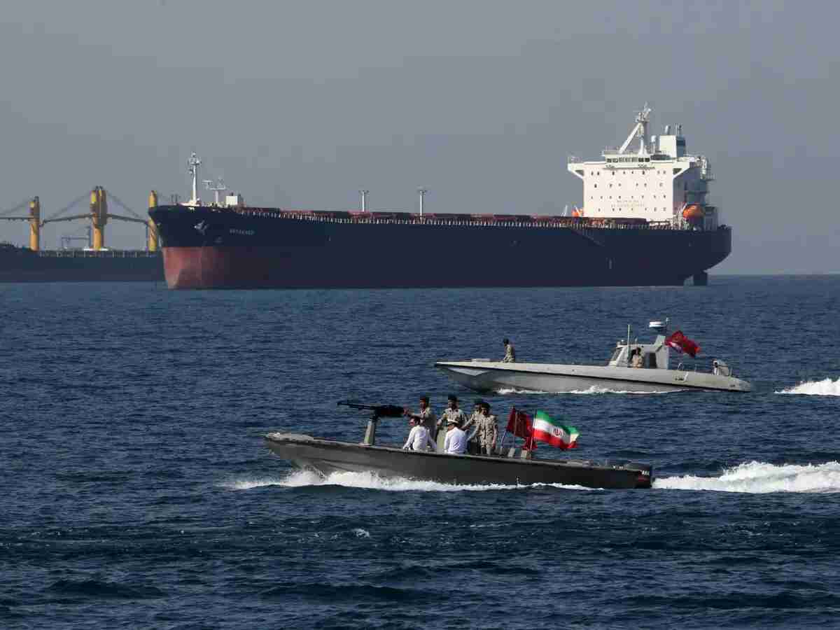 طهران تحذر باستهداف أي سفينة تقترب من مضيق هرمز