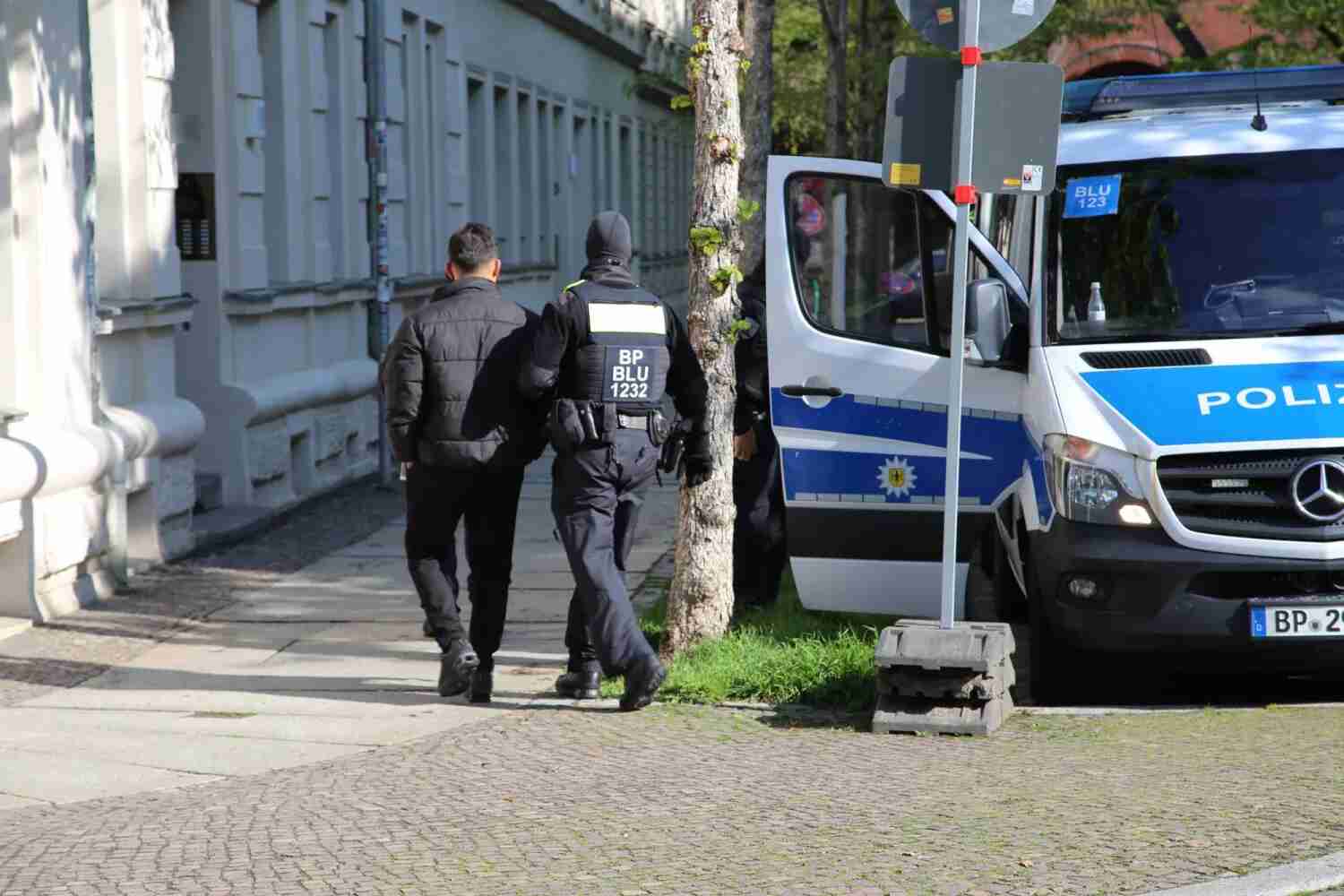 شبكة تهريب في ألمانيا تستخدم تصاريح إقامة لاجئين سوريين