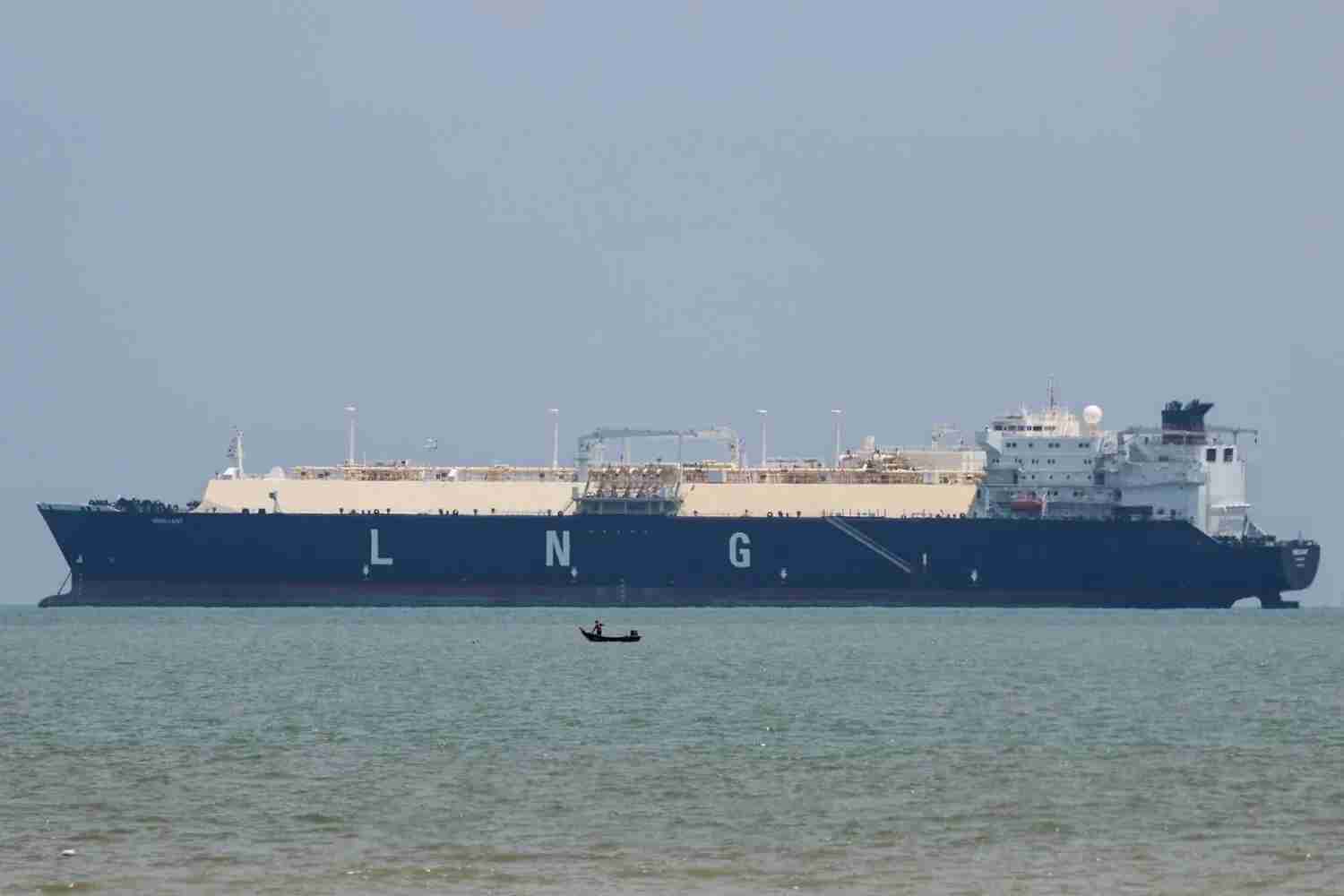 إندونيسيا تنهي الجدل: لا رسوم على مضيق ملقا