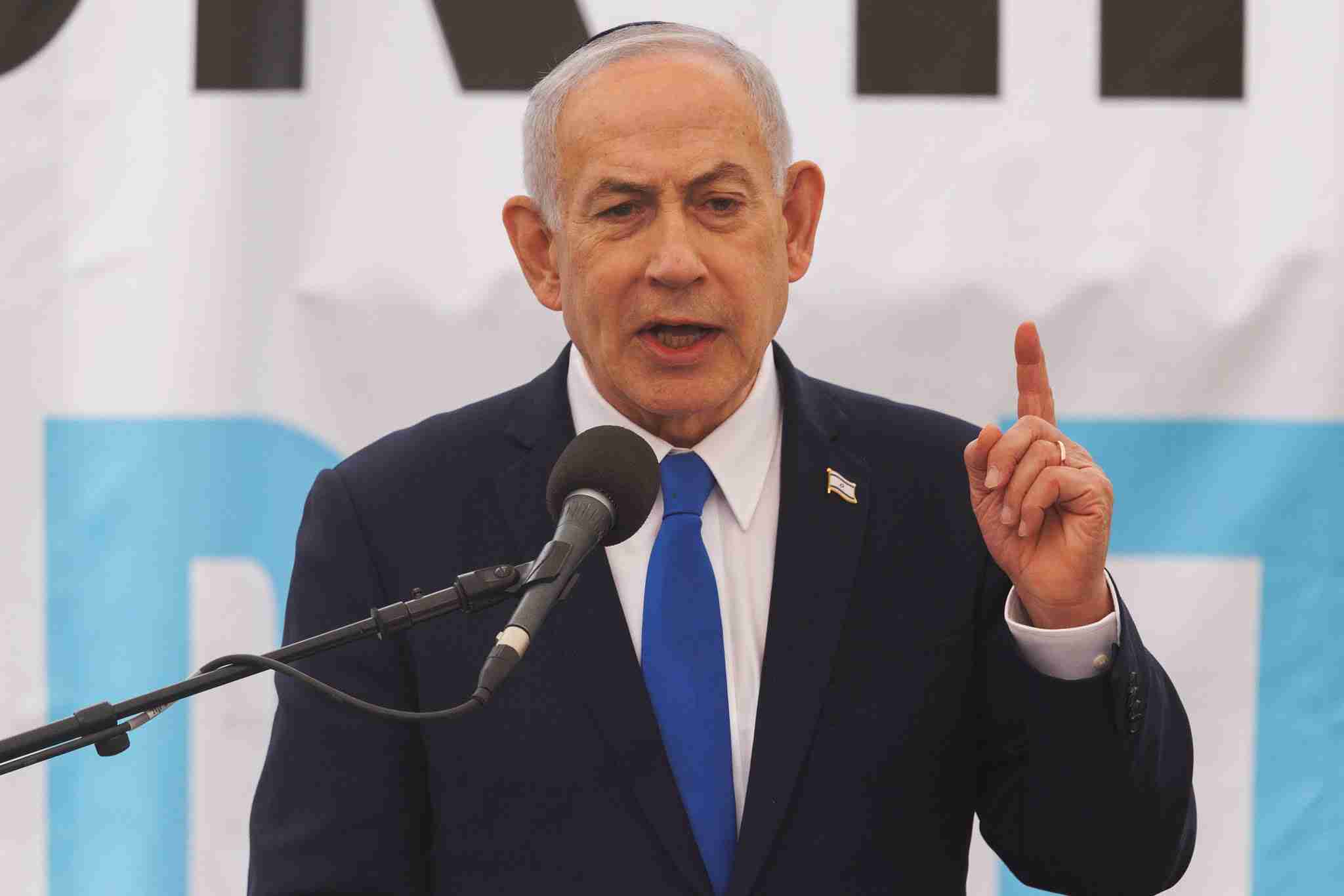 نتنياهو يأمر الجيش الإسرائيلي بأن يهاجم بقوة أهدافا لحزب الله في لبنان