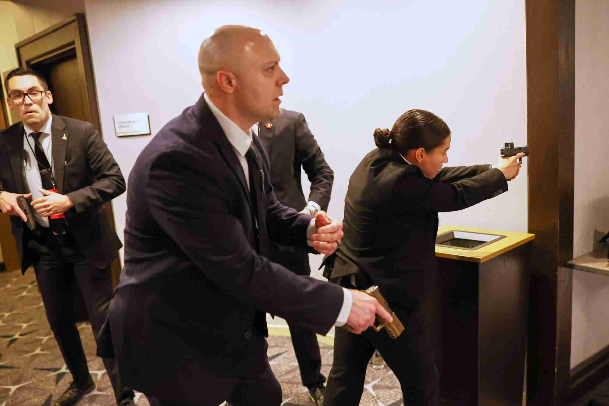 إجلاء ترامب من حفل عشاء مراسلي البيت الأبيض بعد سماع دوي إطلاق نار