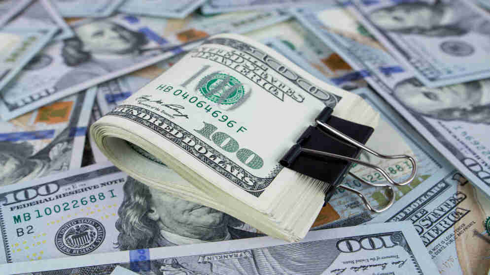 الدولار يتأرجح مع تقييم المتداولين لتعثر المحادثات بين واشنطن وطهران