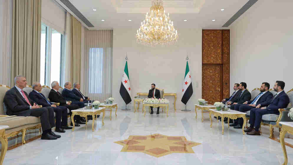 الشرع يلتقي وفدا فلسطينيا برئاسة الشيخ في دمشق