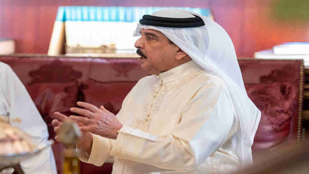ملك البحرين يعرب عن أسفه لاصطفاف بعض المشرعين إلى جانب الخونة