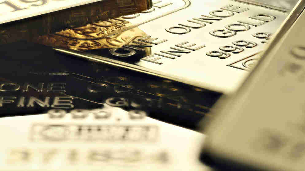 الذهب يتحول للارتفاع مع تراجع أسعار النفط