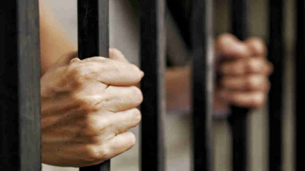 القبض على مطلوب محكوم بالسجن 18 عاما بقضية قتل