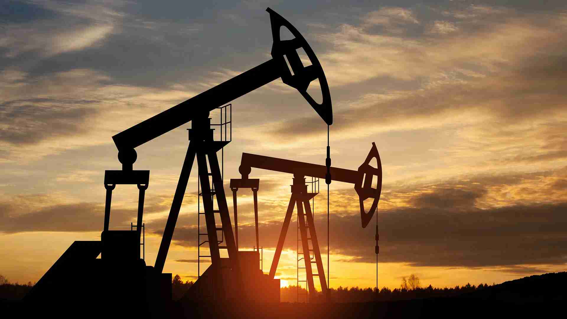 النفط يتراجع بنسبة 5 % وسط آمال بمحادثات السلام بين الولايات المتحدة وإيران