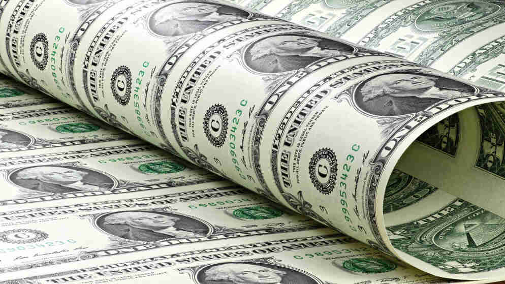 الدولار يتراجع مع تصاعد التوتر بين الولايات المتحدة وإيران