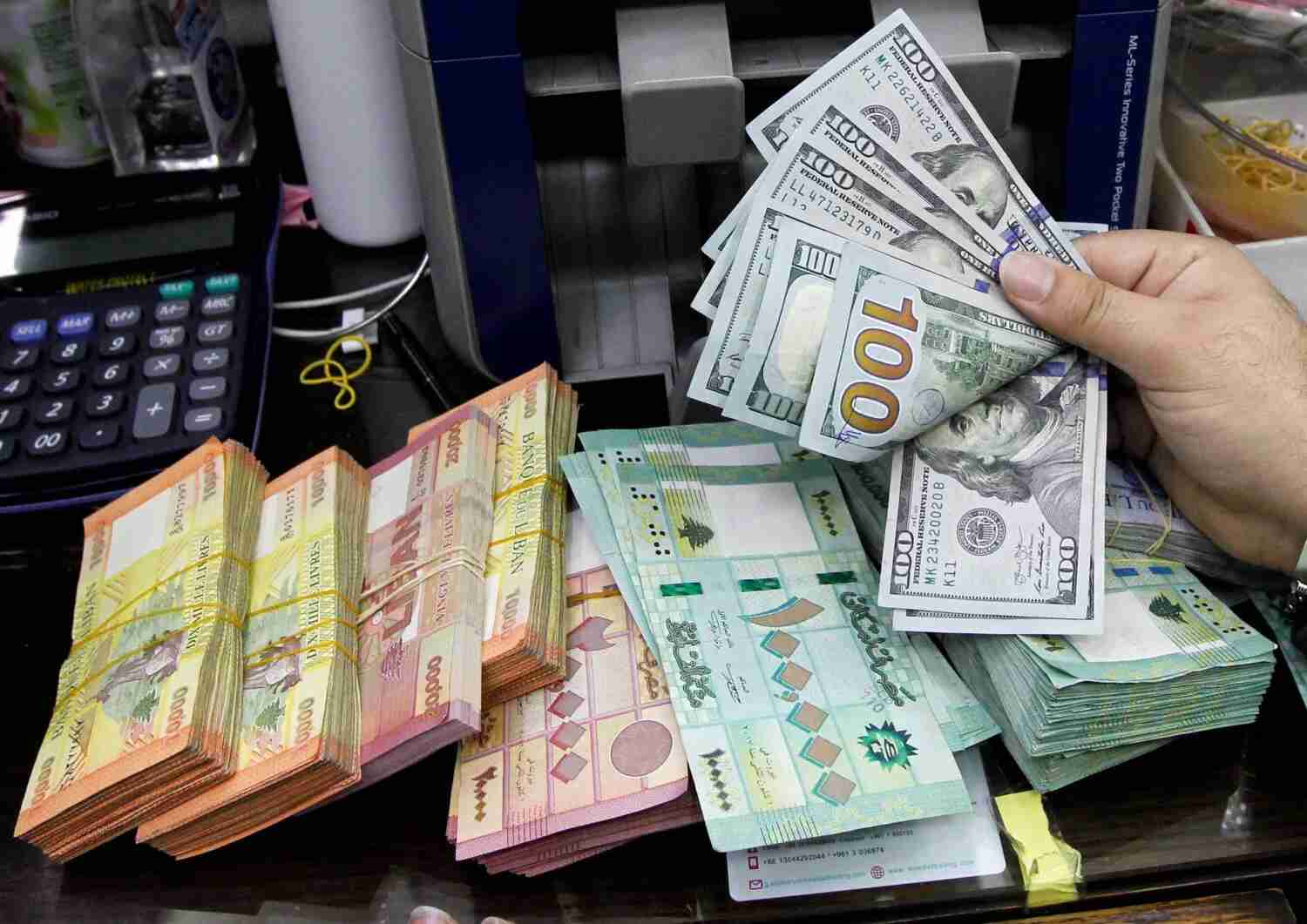 لبنان يواجه تحديات إدارة السيولة النقدية بالدولار