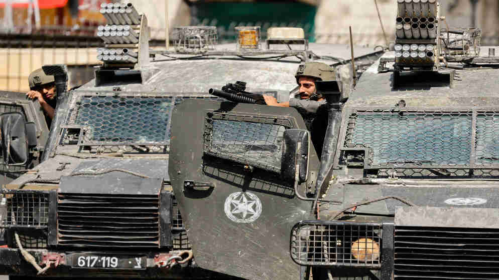 قوات الاحتلال الإسرائيلي تطلق الرصاص تجاه الصحفيين خلال اقتحام مخيم قلنديا