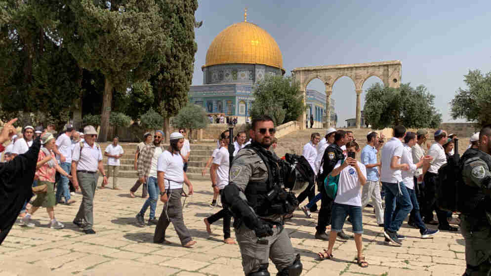 الآف من المستوطنون يقتحمون المسجد الأقصى بحماية شرطة الاحتلال