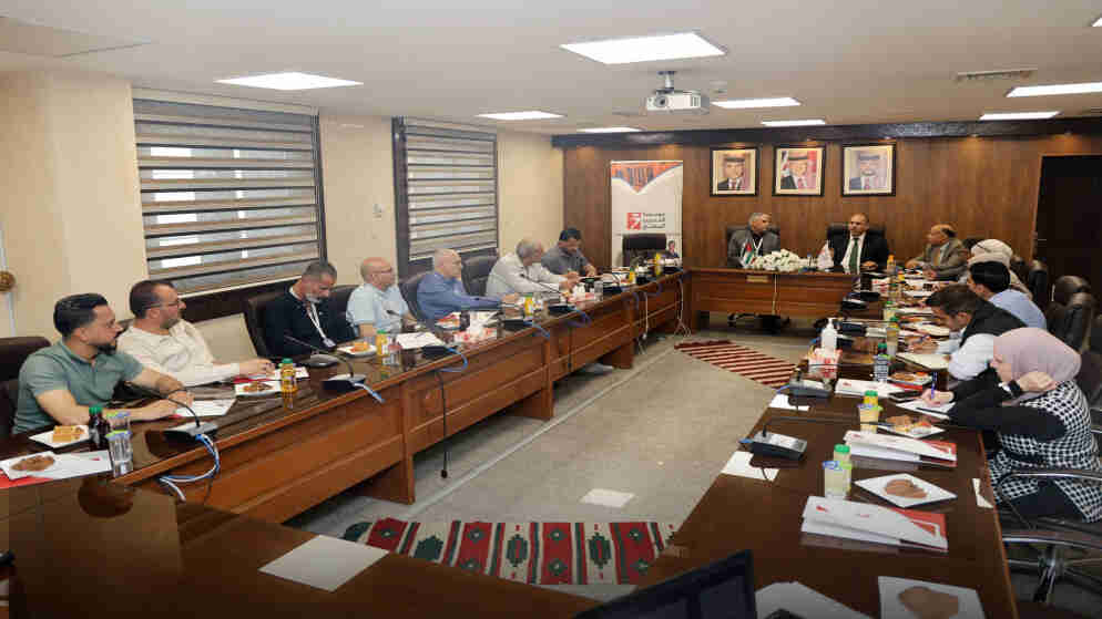 النقل البري والتدريب المهني تبحثان تصنيع مظلات على مسارات خطوط نقل الركاب