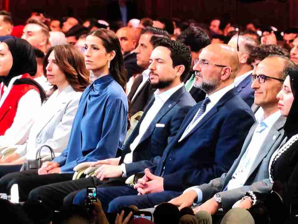 ولي العهد ترافقه الأميرة رجوة يصلان إلى مقر انعقاد منتدى تواصل 2026