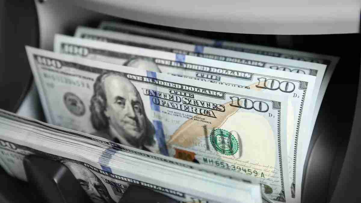 صعود الدولار يتوقف بفضل الآمال في التوصل إلى اتفاق بشأن إيران