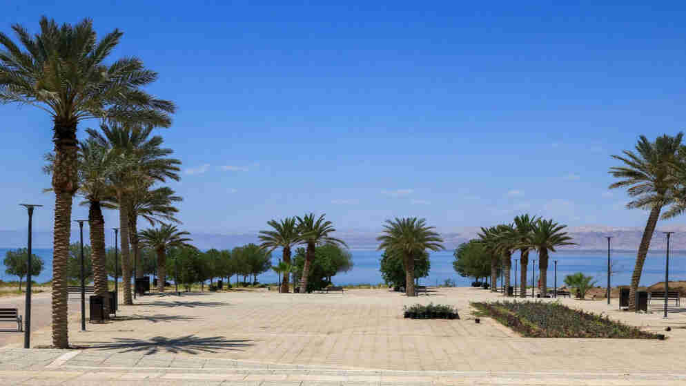 رئيس الوزراء يفتتح كورنيش البحر الميت