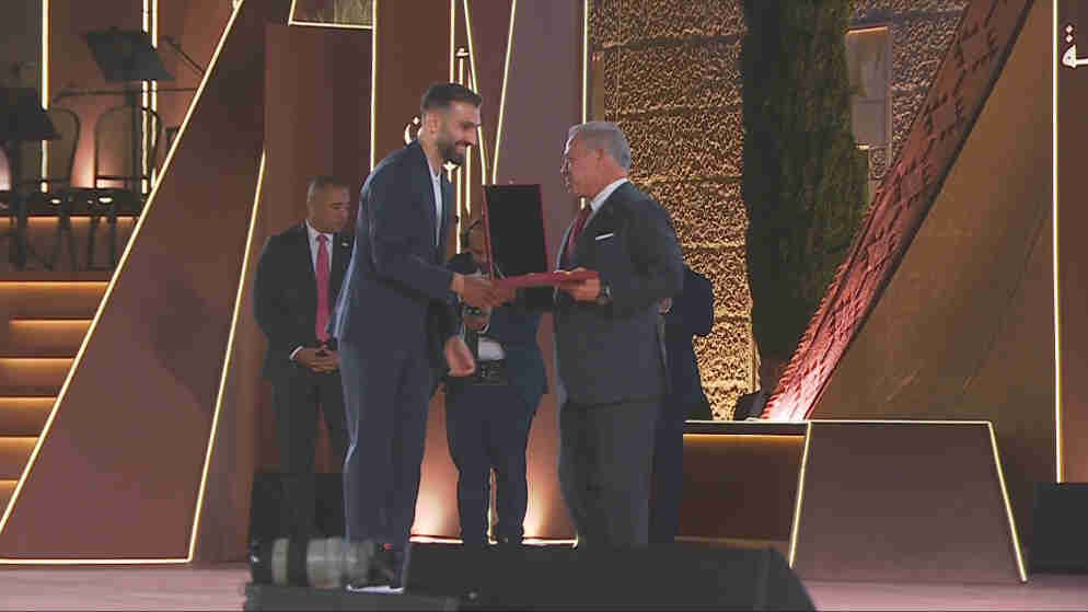 الملك يكرم المنتخب الوطني لكرة القدم بوسام الاستقلال من الدرجة الأولى
