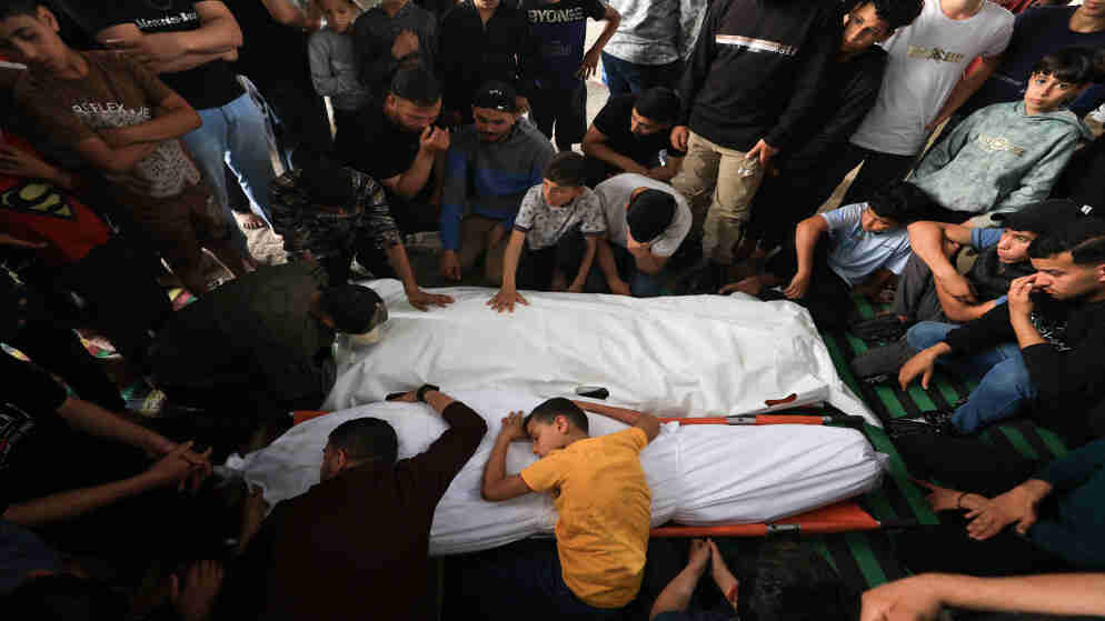 ثلاثة قتلى و17 إصابة بقصف مروحي في خان يونس وغربي غزة