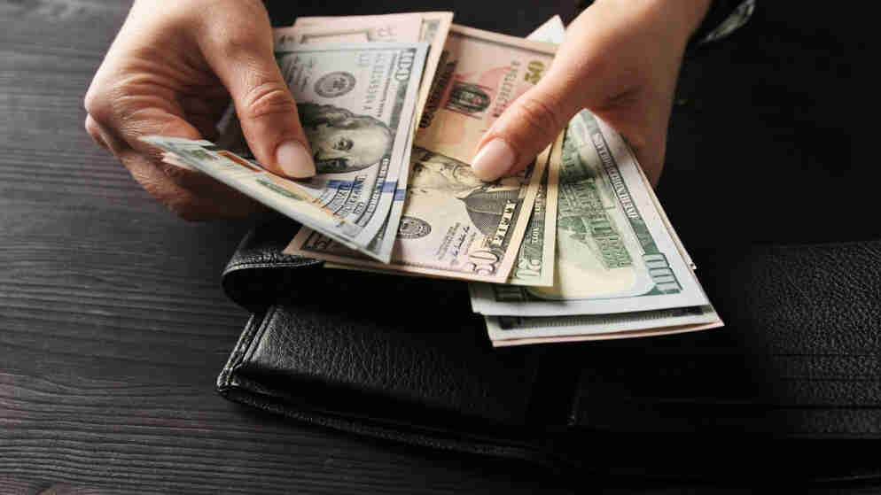 الدولار يتراجع وسط حديث عن اتفاق بين أميركا وإيران