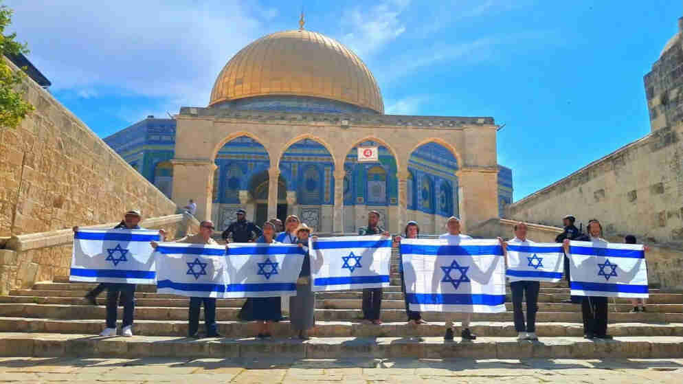 محافظة القدس: رفع أعلام الاحتلال في الأقصى انتهاك واضح للقانون الدولي