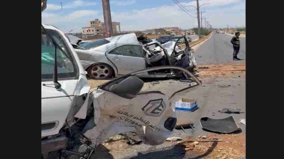 ثلاثة وفيات وإصابتان بحادث تصادم بين مركبتين في شارع البترا بإربد