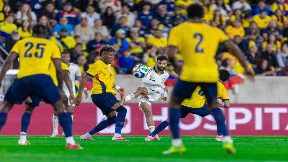 السعودية تخسر أولى مبارياتها مع دونيس 2-1 أمام الإكوادور وديا قبل كأس العالم