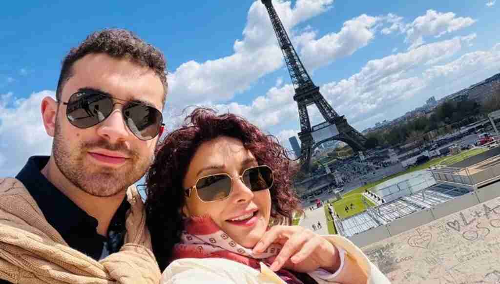 كاريس بشار في إطلالة باريسية لافتة... وظهور ابنها مجد يثير التفاعل
