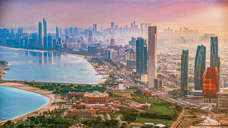 أبوظبي العقاري: تجميد الزيادات الإيجارية يسري بأثر فوري