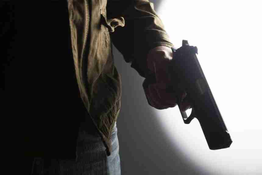 طبيب جراح اطلق النار على شخص في نادٍ ليلي 