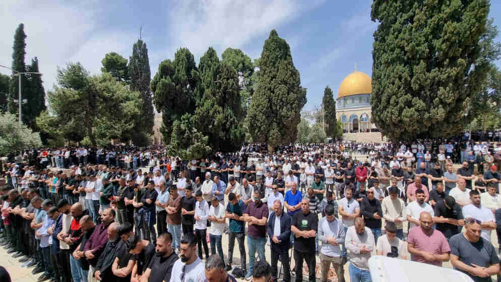 أكثر من 60 ألف مصلٍ يؤدون صلاة الجمعة في المسجد الأقصى