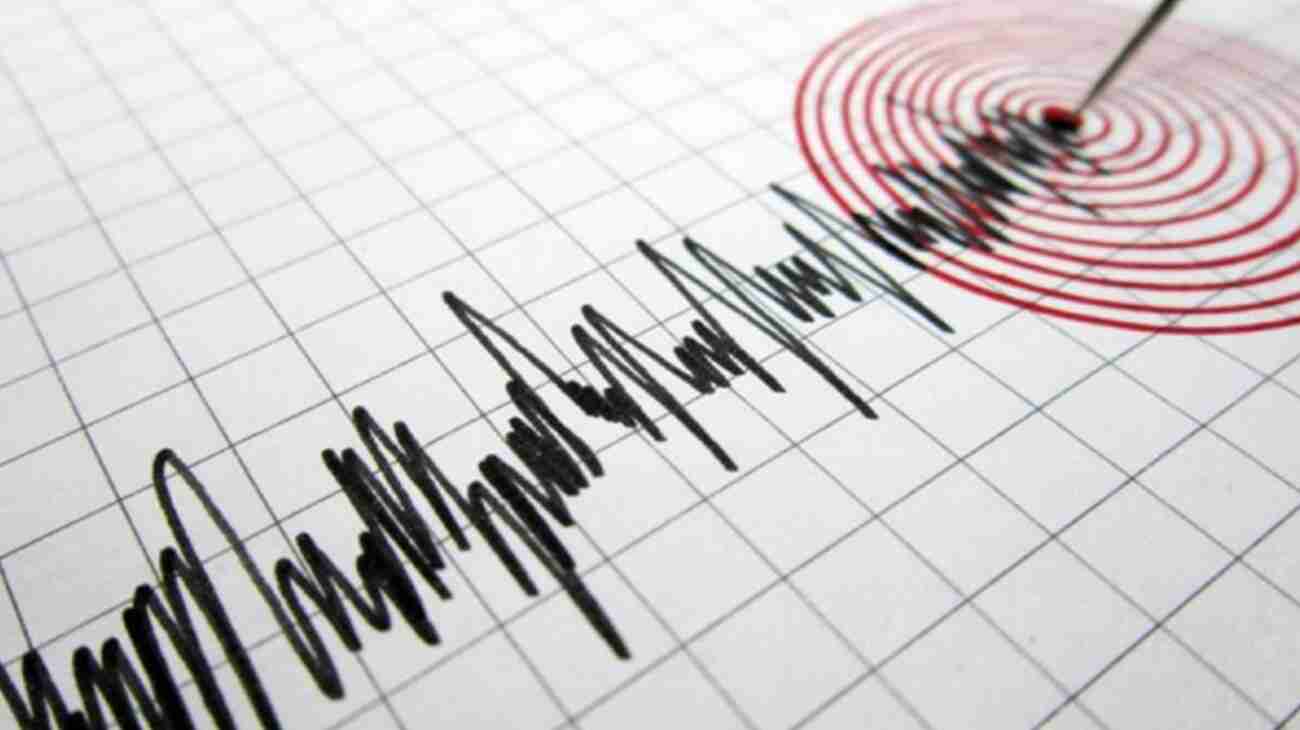 زلزال بقوة 6.7 درجات يضرب وسط إندونيسيا