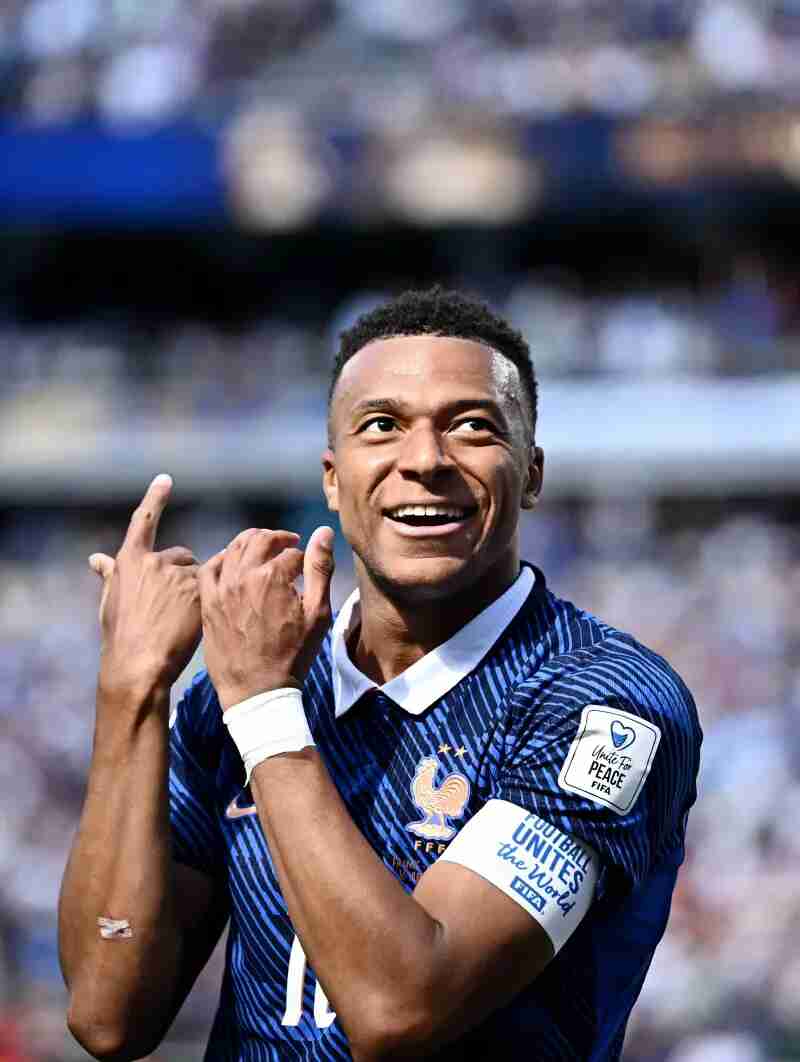 مبابي يصبح الهداف التاريخي لفرنسا بهدفيه في السنغال