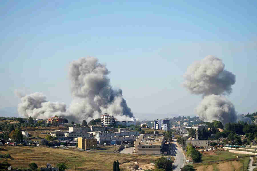 مصدر: 16 شهيدا في غارات إسرائيلية على منطقة النبطية في جنوب لبنان